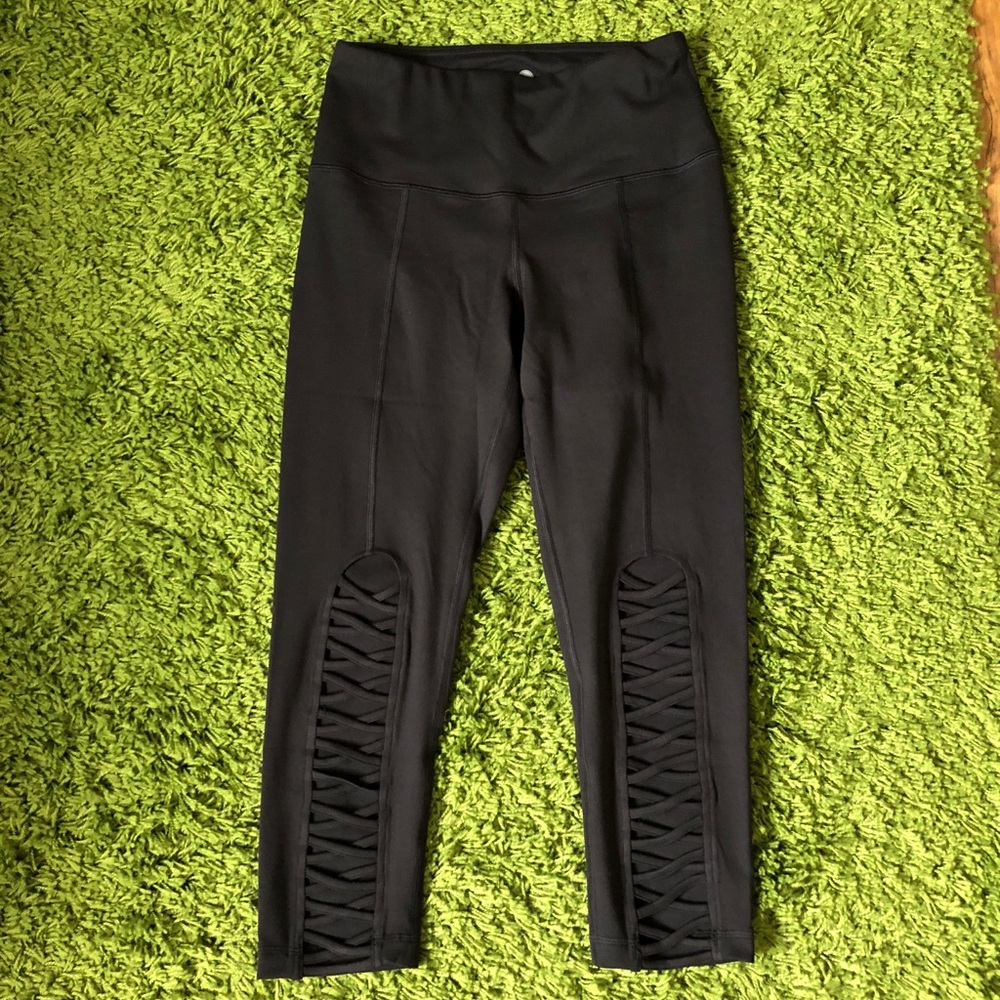 NWOT Yogalicious Classic Criss Cross Front Capri Legging Size Small
